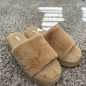 Muk Luks Women's Tan Fur Slippers